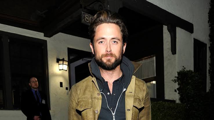 Justin Chatwin, özellikle televizyon dizilerindeki başarılı performansları ve farklı türlerdeki sinema projeleriyle tanınan Kanadalı oyuncudur. Bilim kurgu, drama, komedi ve aksiyon gibi birbirinden farklı türlerde rol alan Chatwin, kariyeri boyunca hem başrol hem de yardımcı karakterlerde izleyici karşısına çıkmıştır.