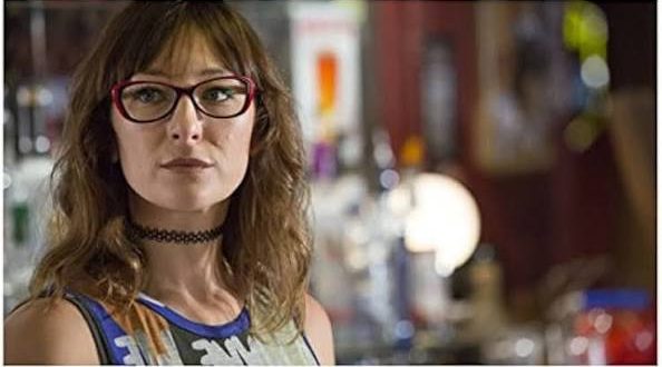 Isidora Goreshter, özellikle televizyon dizilerindeki başarılı performanslarıyla tanınan Amerikalı sinema ve dizi oyuncusudur. Oyunculuk kariyerinde drama, komedi ve bağımsız sinema gibi farklı alanlarda çalışmalar yapan Goreshter, dünya çapında en çok Svetlana Fisher karakteriyle tanınır. Uzun yıllar devam eden Shameless dizisindeki performansı, oyuncunun kariyerinin en önemli dönüm noktalarından biri olmuştur.