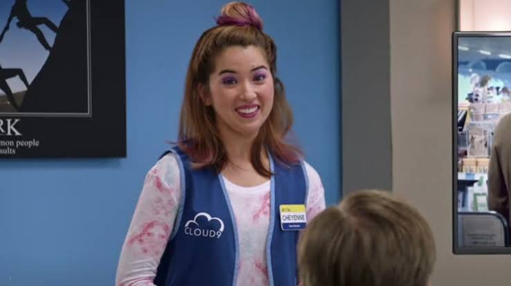 Nichole Sakura, Amerikalı oyuncu ve modeldir. Özellikle televizyon dizilerindeki başarılı performanslarıyla tanınan Sakura, geniş kitleler tarafından Shameless dizisindeki Amanda karakteri ve Superstore yapımındaki Cheyenne Thompson rolüyle bilinir. Komedi alanındaki doğal oyunculuğu, enerjik ekran performansı ve farklı karakterleri canlandırmadaki başarısı sayesinde Amerikan televizyonunun dikkat çeken genç oyuncuları arasında yer almıştır.