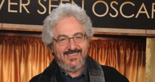 Amerikan komedi sinemasının en üretken ve etkili isimlerinden biri olan Harold Ramis, oyunculuğun yanı sıra senarist, yönetmen ve yapımcı olarak da Hollywood'da iz bırakan çok yönlü bir sanatçıydı. Özellikle Ghostbusters, Groundhog Day, Caddyshack, Animal House ve Stripes gibi yapımlarla tanınan Ramis, komediyi yalnızca güldürme amacı taşıyan bir tür olmaktan çıkararak insan davranışları, toplumsal ilişkiler ve kişisel değişim gibi konularla buluşturdu.