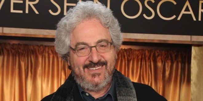 Amerikan komedi sinemasının en üretken ve etkili isimlerinden biri olan Harold Ramis, oyunculuğun yanı sıra senarist, yönetmen ve yapımcı olarak da Hollywood'da iz bırakan çok yönlü bir sanatçıydı. Özellikle Ghostbusters, Groundhog Day, Caddyshack, Animal House ve Stripes gibi yapımlarla tanınan Ramis, komediyi yalnızca güldürme amacı taşıyan bir tür olmaktan çıkararak insan davranışları, toplumsal ilişkiler ve kişisel değişim gibi konularla buluşturdu.