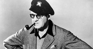 John Ford, Amerikan sinema tarihinin en etkili yönetmenlerinden biri olarak kabul edilen, özellikle western türüne kazandırdığı özgün anlatım diliyle dünya sinemasında derin izler bırakan usta bir yönetmendir. Kariyeri boyunca sessiz sinemadan sesli sinemaya, siyah-beyaz filmlerden renkli yapımlara uzanan büyük bir dönüşüme tanıklık eden Ford; western, savaş, drama ve macera türlerinde çok sayıda önemli filme imza attı.