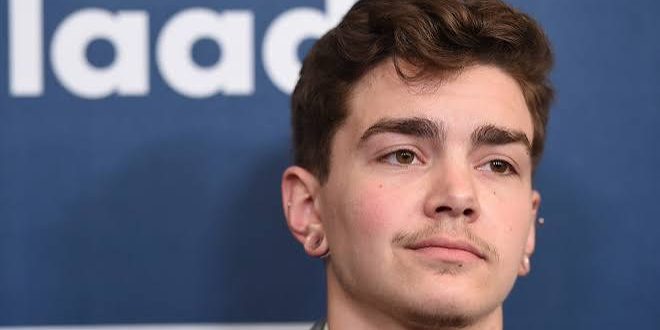 Elliot Fletcher, özellikle televizyon dizilerindeki başarılı performanslarıyla tanınan Amerikalı oyunculardan biridir. Genç yaşta oyunculuk kariyerine adım atan Fletcher, farklı türlerdeki yapımlarda canlandırdığı karakterlerle dikkat çekmiş ve özellikle gençlik dramaları sayesinde geniş bir izleyici kitlesine ulaşmıştır. Oyunculuk kariyerinin yanı sıra müzikle de ilgilenen sanatçı, ekranlarda doğal ve gerçekçi performanslarıyla öne çıkmaktadır.