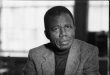 Chinua Achebe, modern Afrika edebiyatının kurucu isimlerinden biri olarak kabul edilen Nijeryalı romancı, şair, denemeci, akademisyen ve eleştirmendir. Özellikle Things Fall Apart (Parçalanma) adlı romanıyla dünya edebiyatında kalıcı bir yer edinen Achebe, Afrika toplumlarını sömürgeci bakış açısından bağımsız olarak anlatan ilk büyük yazarlardan biri olmuştur.