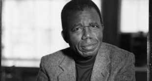 Chinua Achebe, modern Afrika edebiyatının kurucu isimlerinden biri olarak kabul edilen Nijeryalı romancı, şair, denemeci, akademisyen ve eleştirmendir. Özellikle Things Fall Apart (Parçalanma) adlı romanıyla dünya edebiyatında kalıcı bir yer edinen Achebe, Afrika toplumlarını sömürgeci bakış açısından bağımsız olarak anlatan ilk büyük yazarlardan biri olmuştur.