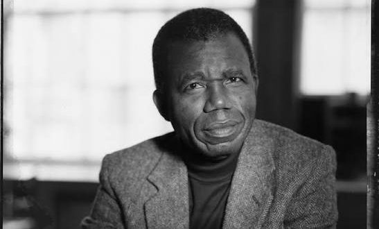 Chinua Achebe, modern Afrika edebiyatının kurucu isimlerinden biri olarak kabul edilen Nijeryalı romancı, şair, denemeci, akademisyen ve eleştirmendir. Özellikle Things Fall Apart (Parçalanma) adlı romanıyla dünya edebiyatında kalıcı bir yer edinen Achebe, Afrika toplumlarını sömürgeci bakış açısından bağımsız olarak anlatan ilk büyük yazarlardan biri olmuştur.