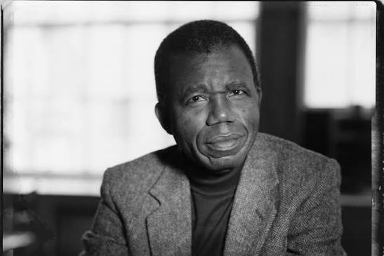 Chinua Achebe, modern Afrika edebiyatının kurucu isimlerinden biri olarak kabul edilen Nijeryalı romancı, şair, denemeci, akademisyen ve eleştirmendir. Özellikle Things Fall Apart (Parçalanma) adlı romanıyla dünya edebiyatında kalıcı bir yer edinen Achebe, Afrika toplumlarını sömürgeci bakış açısından bağımsız olarak anlatan ilk büyük yazarlardan biri olmuştur.