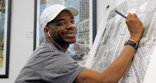 Stephen Wiltshire, dünya genelinde ayrıntılı şehir çizimleriyle tanınan İngiliz sanatçı ve mimari ressamdır. Özellikle bir şehri kısa süre gözlemledikten sonra çok sayıda ayrıntıyı hafızasında tutabilmesi ve daha sonra bu görüntüyü büyük ölçekte kâğıda aktarabilmesi, onu çağdaş sanat dünyasının en dikkat çekici isimlerinden biri hâline getirmiştir. Londra, New York, Tokyo, Roma, Hong Kong ve Dubai gibi dünyanın önemli kentlerini çizen Wiltshire, yalnızca teknik becerisiyle değil, olağanüstü görsel hafızasıyla da tanınmaktadır.