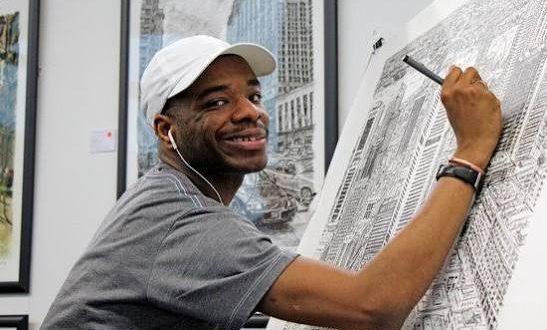 Stephen Wiltshire, dünya genelinde ayrıntılı şehir çizimleriyle tanınan İngiliz sanatçı ve mimari ressamdır. Özellikle bir şehri kısa süre gözlemledikten sonra çok sayıda ayrıntıyı hafızasında tutabilmesi ve daha sonra bu görüntüyü büyük ölçekte kâğıda aktarabilmesi, onu çağdaş sanat dünyasının en dikkat çekici isimlerinden biri hâline getirmiştir. Londra, New York, Tokyo, Roma, Hong Kong ve Dubai gibi dünyanın önemli kentlerini çizen Wiltshire, yalnızca teknik becerisiyle değil, olağanüstü görsel hafızasıyla da tanınmaktadır.
