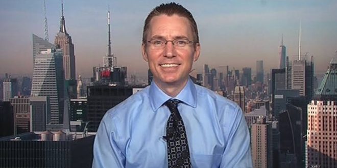 Jason Padgett, yaşamı boyunca matematikle özel bir bağ kurmamışken geçirdiği travmatik bir beyin hasarının ardından dünyayı geometrik şekiller, fraktallar ve matematiksel örüntüler üzerinden algıladığını anlatan Amerikalı sanatçı ve yazardır. Onun hikâyesi, insan beyninin şaşırtıcı kapasitesi, nörolojik değişimler ve sanat ile matematiğin kesişimi açısından oldukça dikkat çekicidir.
