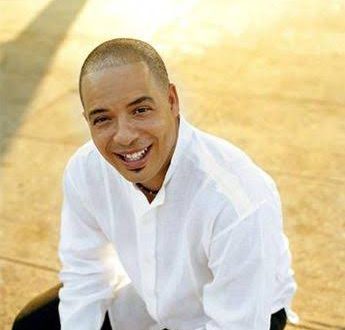 Issac Delgado, Küba'nın çağdaş müzik sahnesinin en önemli şarkıcılarından, bestecilerinden ve grup liderlerinden biridir. Özellikle salsa, son, timba ve Afro-Küba müziği alanındaki çalışmalarıyla tanınan sanatçı, güçlü sahne performansı ve kendine özgü vokal yorumuyla Küba müziğinin dünya çapında tanınmasına katkıda bulunmuştur.