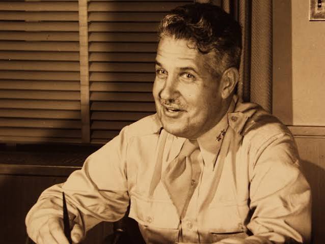 Leslie Groves, Amerika Birleşik Devletleri'nin II. Dünya Savaşı sırasında yürüttüğü Manhattan Projesi'nin askerî yöneticisi olarak tarihe geçen Amerikalı bir mühendis ve korgeneraldir. Tam adı Leslie Richard Groves Jr. olan Groves, atom bombasının geliştirilmesi sürecinde bilimsel araştırmaları doğrudan gerçekleştiren bir fizikçi değildi.