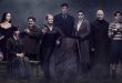 Addams Ailesi (The Addams Family), 1991 yılında sinemaseverlerle buluşan ve Charles Addams'ın yarattığı ikonik karakterleri beyaz perdeye taşıyan önemli bir kara mizah ve fantastik komedi filmidir. Yönetmenliğini Barry Sonnenfeld'in üstlendiği yapım, başrollerindeki Raúl Juliá, Anjelica Huston, Christopher Lloyd ve Christina Ricci gibi güçlü oyuncuların performanslarıyla dikkat çeker. Özellikle gotik atmosferi, sıra dışı aile yapısı ve ölüm kavramını komedi unsuru olarak kullanması sayesinde döneminin popüler komedilerinden ayrılır.