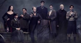 Addams Ailesi (The Addams Family), 1991 yılında sinemaseverlerle buluşan ve Charles Addams'ın yarattığı ikonik karakterleri beyaz perdeye taşıyan önemli bir kara mizah ve fantastik komedi filmidir. Yönetmenliğini Barry Sonnenfeld'in üstlendiği yapım, başrollerindeki Raúl Juliá, Anjelica Huston, Christopher Lloyd ve Christina Ricci gibi güçlü oyuncuların performanslarıyla dikkat çeker. Özellikle gotik atmosferi, sıra dışı aile yapısı ve ölüm kavramını komedi unsuru olarak kullanması sayesinde döneminin popüler komedilerinden ayrılır.
