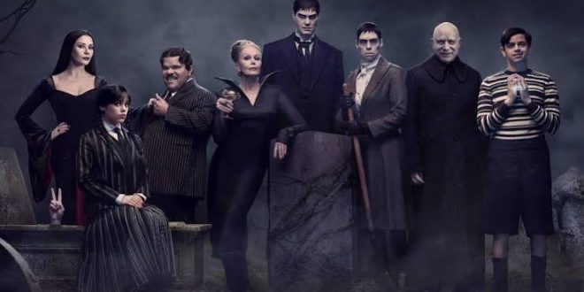 Addams Ailesi (The Addams Family), 1991 yılında sinemaseverlerle buluşan ve Charles Addams'ın yarattığı ikonik karakterleri beyaz perdeye taşıyan önemli bir kara mizah ve fantastik komedi filmidir. Yönetmenliğini Barry Sonnenfeld'in üstlendiği yapım, başrollerindeki Raúl Juliá, Anjelica Huston, Christopher Lloyd ve Christina Ricci gibi güçlü oyuncuların performanslarıyla dikkat çeker. Özellikle gotik atmosferi, sıra dışı aile yapısı ve ölüm kavramını komedi unsuru olarak kullanması sayesinde döneminin popüler komedilerinden ayrılır.