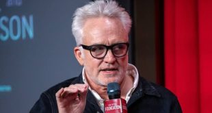 Bradley Whitford, özellikle televizyon dünyasındaki güçlü performanslarıyla tanınan Amerikalı oyunculardan biridir. Uzun yıllara yayılan kariyeri boyunca komedi, dram, politik yapımlar, aksiyon ve bilim kurgu gibi farklı türlerde çalışarak oyunculuk yelpazesini genişletmiştir. Geniş kitlelerin onu en çok The West Wing, The Handmaid's Tale, Transparent, Trophy Wife, Studio 60 on the Sunset Strip ve Billy Madison gibi yapımlardan tanıdığı söylenebilir.