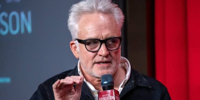 Bradley Whitford, özellikle televizyon dünyasındaki güçlü performanslarıyla tanınan Amerikalı oyunculardan biridir. Uzun yıllara yayılan kariyeri boyunca komedi, dram, politik yapımlar, aksiyon ve bilim kurgu gibi farklı türlerde çalışarak oyunculuk yelpazesini genişletmiştir. Geniş kitlelerin onu en çok The West Wing, The Handmaid's Tale, Transparent, Trophy Wife, Studio 60 on the Sunset Strip ve Billy Madison gibi yapımlardan tanıdığı söylenebilir.