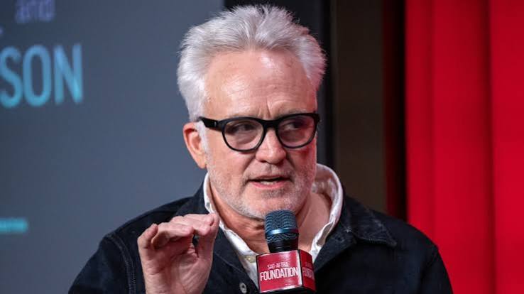 Bradley Whitford, özellikle televizyon dünyasındaki güçlü performanslarıyla tanınan Amerikalı oyunculardan biridir. Uzun yıllara yayılan kariyeri boyunca komedi, dram, politik yapımlar, aksiyon ve bilim kurgu gibi farklı türlerde çalışarak oyunculuk yelpazesini genişletmiştir. Geniş kitlelerin onu en çok The West Wing, The Handmaid's Tale, Transparent, Trophy Wife, Studio 60 on the Sunset Strip ve Billy Madison gibi yapımlardan tanıdığı söylenebilir.