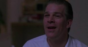 Amerikalı karakter oyuncusu Gene Canfield, özellikle suç, polisiye ve dram türündeki yapımlarda canlandırdığı yardımcı rollerle tanınan deneyimli bir sinema ve televizyon oyuncusudur. Hollywood'da çoğunlukla başrol yerine hikâyenin dünyasını tamamlayan karakterlerle görünürlük kazanan Canfield, buna rağmen kariyeri boyunca dikkat çekici yapımlarda yer almayı başarmıştır.
