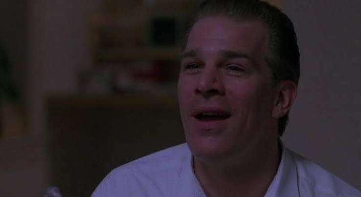 Amerikalı karakter oyuncusu Gene Canfield, özellikle suç, polisiye ve dram türündeki yapımlarda canlandırdığı yardımcı rollerle tanınan deneyimli bir sinema ve televizyon oyuncusudur. Hollywood'da çoğunlukla başrol yerine hikâyenin dünyasını tamamlayan karakterlerle görünürlük kazanan Canfield, buna rağmen kariyeri boyunca dikkat çekici yapımlarda yer almayı başarmıştır.