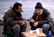 Türk sinemasında bazı filmler vardır ki sahip oldukları bütçeden çok, anlattıkları hikâyenin gücüyle hatırlanır. Tabutta Rövaşata, 1990'lı yılların Türkiye'sinde böylesi özel bir yere sahip olan filmlerden biridir. Derviş Zaim'in ilk uzun metrajlı filmi olan yapım, yalnızca evsiz bir adamın yaşamını anlatmakla kalmaz; toplumun kenarında bırakılmış insanların görünmezliğini, yoksulluğu, yalnızlığı ve sevgi ihtiyacını da son derece sade bir sinema diliyle ele alır.