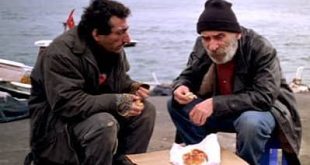 Türk sinemasında bazı filmler vardır ki sahip oldukları bütçeden çok, anlattıkları hikâyenin gücüyle hatırlanır. Tabutta Rövaşata, 1990'lı yılların Türkiye'sinde böylesi özel bir yere sahip olan filmlerden biridir. Derviş Zaim'in ilk uzun metrajlı filmi olan yapım, yalnızca evsiz bir adamın yaşamını anlatmakla kalmaz; toplumun kenarında bırakılmış insanların görünmezliğini, yoksulluğu, yalnızlığı ve sevgi ihtiyacını da son derece sade bir sinema diliyle ele alır.