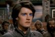 Kyle MacLachlan, farklı türlerdeki yapımlarda canlandırdığı sıra dışı karakterlerle tanınan Amerikalı oyunculardan biridir. Özellikle David Lynch ile gerçekleştirdiği iş birlikleri sayesinde sinema ve televizyon dünyasında kendine özgü bir yer edinen MacLachlan, yalnızca popüler yapımlarda yer alan bir oyuncu değil, aynı zamanda gizem, psikolojik gerilim, bilim kurgu ve kara mizah gibi türlerin sınırlarını zorlayan projelerin önemli yüzlerinden biri olmuştur.