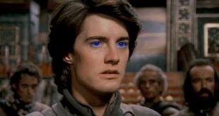Kyle MacLachlan, farklı türlerdeki yapımlarda canlandırdığı sıra dışı karakterlerle tanınan Amerikalı oyunculardan biridir. Özellikle David Lynch ile gerçekleştirdiği iş birlikleri sayesinde sinema ve televizyon dünyasında kendine özgü bir yer edinen MacLachlan, yalnızca popüler yapımlarda yer alan bir oyuncu değil, aynı zamanda gizem, psikolojik gerilim, bilim kurgu ve kara mizah gibi türlerin sınırlarını zorlayan projelerin önemli yüzlerinden biri olmuştur.