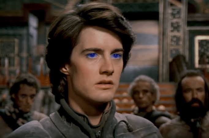 Kyle MacLachlan, farklı türlerdeki yapımlarda canlandırdığı sıra dışı karakterlerle tanınan Amerikalı oyunculardan biridir. Özellikle David Lynch ile gerçekleştirdiği iş birlikleri sayesinde sinema ve televizyon dünyasında kendine özgü bir yer edinen MacLachlan, yalnızca popüler yapımlarda yer alan bir oyuncu değil, aynı zamanda gizem, psikolojik gerilim, bilim kurgu ve kara mizah gibi türlerin sınırlarını zorlayan projelerin önemli yüzlerinden biri olmuştur.