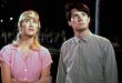 Mavi Kadife (Blue Velvet), sinema tarihinin en özgün yönetmenlerinden biri olan David Lynch tarafından yazılıp yönetilen, 1986 yapımı Amerikan gerilim filmidir. Başrollerini Kyle MacLachlan, Isabella Rossellini, Dennis Hopper ve Laura Dern gibi oyuncuların paylaştığı yapım; suç, gizem, psikolojik gerilim ve kara mizahı aynı potada eriten sıra dışı bir sinema deneyimi sunar. İlk bakışta sakin, güvenli ve sıradan görünen bir Amerikan kasabasının altında saklanan karanlık dünyayı ortaya çıkaran film, Lynch sinemasının temel özelliklerini en güçlü biçimde yansıtan eserlerden biri olarak kabul edilir.