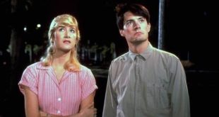 Mavi Kadife (Blue Velvet), sinema tarihinin en özgün yönetmenlerinden biri olan David Lynch tarafından yazılıp yönetilen, 1986 yapımı Amerikan gerilim filmidir. Başrollerini Kyle MacLachlan, Isabella Rossellini, Dennis Hopper ve Laura Dern gibi oyuncuların paylaştığı yapım; suç, gizem, psikolojik gerilim ve kara mizahı aynı potada eriten sıra dışı bir sinema deneyimi sunar. İlk bakışta sakin, güvenli ve sıradan görünen bir Amerikan kasabasının altında saklanan karanlık dünyayı ortaya çıkaran film, Lynch sinemasının temel özelliklerini en güçlü biçimde yansıtan eserlerden biri olarak kabul edilir.