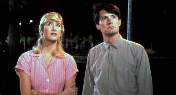 Mavi Kadife (Blue Velvet), sinema tarihinin en özgün yönetmenlerinden biri olan David Lynch tarafından yazılıp yönetilen, 1986 yapımı Amerikan gerilim filmidir. Başrollerini Kyle MacLachlan, Isabella Rossellini, Dennis Hopper ve Laura Dern gibi oyuncuların paylaştığı yapım; suç, gizem, psikolojik gerilim ve kara mizahı aynı potada eriten sıra dışı bir sinema deneyimi sunar. İlk bakışta sakin, güvenli ve sıradan görünen bir Amerikan kasabasının altında saklanan karanlık dünyayı ortaya çıkaran film, Lynch sinemasının temel özelliklerini en güçlü biçimde yansıtan eserlerden biri olarak kabul edilir.