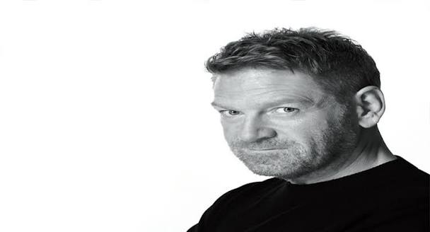 Sinema dünyasında bazı sanatçılar yalnızca oyunculuklarıyla değil, farklı alanlardaki üretimleriyle de iz bırakır. Kenneth Branagh bu isimlerin başında gelir. Oyunculuk, yönetmenlik, senaristlik ve yapımcılığı aynı kariyerde buluşturan Branagh, özellikle William Shakespeare'in eserlerini sinemaya uyarlamasıyla tanınsa da kariyerini klasik tiyatroyla sınırlamamıştır.