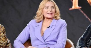 Sinema ve televizyon dünyasının unutulmaz isimlerinden Kim Cattrall, özellikle Samantha Jones karakterine hayat verdiği Sex and the City dizisiyle dünya çapında tanınan başarılı bir oyuncudur. Güçlü oyunculuğu, kendine özgü ekran enerjisi ve farklı türlerdeki yapımlara uyum sağlayabilmesi sayesinde uzun yıllara yayılan bir kariyer inşa eden Cattrall, yalnızca televizyon yıldızı olarak değil, sinema oyuncusu ve tiyatro sanatçısı olarak da dikkat çekmiştir.