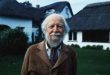 İngiliz edebiyatının 20. yüzyıldaki en dikkat çekici romancılarından William Golding, insan doğasının karmaşık ve karanlık yönlerini edebiyatın merkezine taşıyan yazarlardan biridir. Dünya çapında özellikle Sineklerin Tanrısı (Lord of the Flies) romanıyla tanınan Golding, eserlerinde uygarlık ile vahşet arasındaki hassas çizgiyi, iktidar arzusunu, korkuyu, ahlaki sorumluluğu ve bireyin toplum karşısındaki konumunu sorguladı.