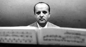 İtalyan besteci Nino Rota, 20. yüzyılın en üretken ve kendine özgü müzisyenlerinden biri olarak hem klasik müzikte hem de sinemada kalıcı bir iz bıraktı. Özellikle Federico Fellini ile yaptığı uzun soluklu çalışmalar ve Francis Ford Coppola'nın The Godfather filmleri için hazırladığı unutulmaz müziklerle dünya çapında tanındı. Ancak Rota'nın sanatını yalnızca film müzikleriyle sınırlamak doğru değildir. Opera, bale, senfoni, konçerto, oda müziği ve dini müzik alanlarında da çok sayıda eser veren sanatçı, aynı zamanda uzun yıllar müzik eğitimi veren bir akademisyendi.