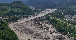 Nepal sel felaketi, Himalayalar'ın zorlu coğrafyasında meydana gelen ve kısa sürede geniş bir bölgede ağır hasara yol açan büyük bir doğal afet olarak gündeme geldi. Nepal'in kuzeyinde, Çin sınırına yakın dağlık kesimlerde başlayan olay; ani sel, enkaz akışı, heyelan ve altyapı yıkımlarıyla birlikte ilerledi. Afetin etkileri yalnızca yerleşim bölgeleriyle sınırlı kalmadı; ulaşım hatları, köprüler, enerji tesisleri ve turizm güzergâhları da ciddi biçimde zarar gördü.