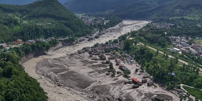 Nepal sel felaketi, Himalayalar'ın zorlu coğrafyasında meydana gelen ve kısa sürede geniş bir bölgede ağır hasara yol açan büyük bir doğal afet olarak gündeme geldi. Nepal'in kuzeyinde, Çin sınırına yakın dağlık kesimlerde başlayan olay; ani sel, enkaz akışı, heyelan ve altyapı yıkımlarıyla birlikte ilerledi. Afetin etkileri yalnızca yerleşim bölgeleriyle sınırlı kalmadı; ulaşım hatları, köprüler, enerji tesisleri ve turizm güzergâhları da ciddi biçimde zarar gördü.