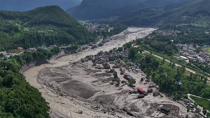 Nepal sel felaketi, Himalayalar'ın zorlu coğrafyasında meydana gelen ve kısa sürede geniş bir bölgede ağır hasara yol açan büyük bir doğal afet olarak gündeme geldi. Nepal'in kuzeyinde, Çin sınırına yakın dağlık kesimlerde başlayan olay; ani sel, enkaz akışı, heyelan ve altyapı yıkımlarıyla birlikte ilerledi. Afetin etkileri yalnızca yerleşim bölgeleriyle sınırlı kalmadı; ulaşım hatları, köprüler, enerji tesisleri ve turizm güzergâhları da ciddi biçimde zarar gördü.