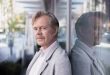 William H. Macy, özellikle karakter oyunculuğundaki başarısı, doğal oyunculuk tarzı ve farklı türlerdeki yapımlarda sergilediği etkileyici performanslarla tanınan Amerikalı oyuncudur. Sinema dünyasında Fargo, Boogie Nights, Magnolia ve Seabiscuit gibi filmlerle öne çıkan Macy, televizyon kariyerinde ise Shameless dizisindeki Frank Gallagher karakteriyle geniş bir izleyici kitlesine ulaşmıştır.
