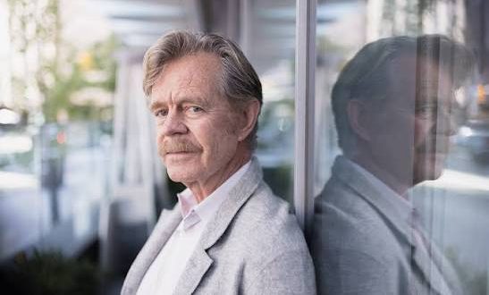William H. Macy, özellikle karakter oyunculuğundaki başarısı, doğal oyunculuk tarzı ve farklı türlerdeki yapımlarda sergilediği etkileyici performanslarla tanınan Amerikalı oyuncudur. Sinema dünyasında Fargo, Boogie Nights, Magnolia ve Seabiscuit gibi filmlerle öne çıkan Macy, televizyon kariyerinde ise Shameless dizisindeki Frank Gallagher karakteriyle geniş bir izleyici kitlesine ulaşmıştır.
