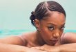 İngiliz oyuncu Naomi Ackie, son yıllarda hem bağımsız sinemanın hem de büyük bütçeli Hollywood yapımlarının dikkat çeken isimlerinden biri haline geldi. Tiyatro eğitimiyle başlayan kariyerini televizyon ve sinemaya taşıyan Ackie, kısa sürede birbirinden farklı karakterlere hayat vererek oyunculuk alanındaki çeşitliliğini ortaya koydu.