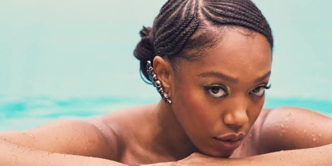 İngiliz oyuncu Naomi Ackie, son yıllarda hem bağımsız sinemanın hem de büyük bütçeli Hollywood yapımlarının dikkat çeken isimlerinden biri haline geldi. Tiyatro eğitimiyle başlayan kariyerini televizyon ve sinemaya taşıyan Ackie, kısa sürede birbirinden farklı karakterlere hayat vererek oyunculuk alanındaki çeşitliliğini ortaya koydu.