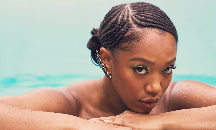 İngiliz oyuncu Naomi Ackie, son yıllarda hem bağımsız sinemanın hem de büyük bütçeli Hollywood yapımlarının dikkat çeken isimlerinden biri haline geldi. Tiyatro eğitimiyle başlayan kariyerini televizyon ve sinemaya taşıyan Ackie, kısa sürede birbirinden farklı karakterlere hayat vererek oyunculuk alanındaki çeşitliliğini ortaya koydu.