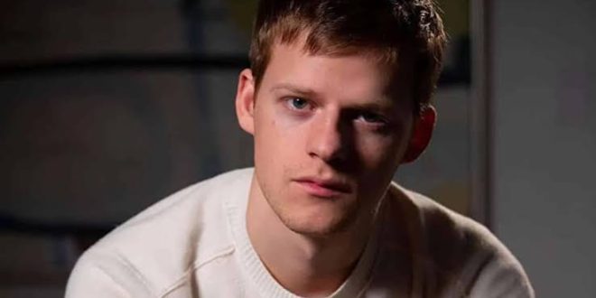 Amerikalı oyuncu Lucas Hedges, genç yaşta başladığı oyunculuk kariyerinde özellikle dramatik rollerdeki güçlü performanslarıyla dikkat çeken isimlerden biridir. Duygusal açıdan karmaşık karakterleri canlandırma konusundaki başarısı, onu Hollywood'un genç kuşağının öne çıkan oyuncuları arasına taşımıştır.