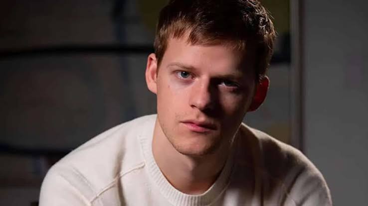 Amerikalı oyuncu Lucas Hedges, genç yaşta başladığı oyunculuk kariyerinde özellikle dramatik rollerdeki güçlü performanslarıyla dikkat çeken isimlerden biridir. Duygusal açıdan karmaşık karakterleri canlandırma konusundaki başarısı, onu Hollywood'un genç kuşağının öne çıkan oyuncuları arasına taşımıştır.