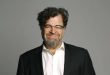 Amerikalı oyun yazarı, senarist ve yönetmen Kenneth Lonergan, modern Amerikan anlatısının en dikkat çekici isimlerinden biri olarak kabul edilir. Tiyatrodan sinemaya uzanan kariyerinde aile ilişkileri, kayıp, suçluluk, yas, iletişimsizlik ve insanların geçmişleriyle kurduğu karmaşık bağlar gibi konuları kendine özgü bir anlatım diliyle ele alan Lonergan, özellikle karakter merkezli hikâyeleriyle tanınır.