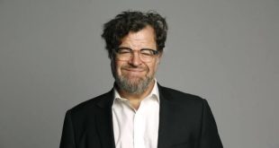 Amerikalı oyun yazarı, senarist ve yönetmen Kenneth Lonergan, modern Amerikan anlatısının en dikkat çekici isimlerinden biri olarak kabul edilir. Tiyatrodan sinemaya uzanan kariyerinde aile ilişkileri, kayıp, suçluluk, yas, iletişimsizlik ve insanların geçmişleriyle kurduğu karmaşık bağlar gibi konuları kendine özgü bir anlatım diliyle ele alan Lonergan, özellikle karakter merkezli hikâyeleriyle tanınır.