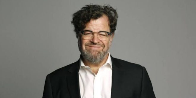 Amerikalı oyun yazarı, senarist ve yönetmen Kenneth Lonergan, modern Amerikan anlatısının en dikkat çekici isimlerinden biri olarak kabul edilir. Tiyatrodan sinemaya uzanan kariyerinde aile ilişkileri, kayıp, suçluluk, yas, iletişimsizlik ve insanların geçmişleriyle kurduğu karmaşık bağlar gibi konuları kendine özgü bir anlatım diliyle ele alan Lonergan, özellikle karakter merkezli hikâyeleriyle tanınır.