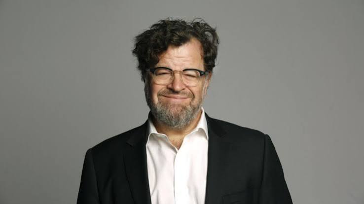 Amerikalı oyun yazarı, senarist ve yönetmen Kenneth Lonergan, modern Amerikan anlatısının en dikkat çekici isimlerinden biri olarak kabul edilir. Tiyatrodan sinemaya uzanan kariyerinde aile ilişkileri, kayıp, suçluluk, yas, iletişimsizlik ve insanların geçmişleriyle kurduğu karmaşık bağlar gibi konuları kendine özgü bir anlatım diliyle ele alan Lonergan, özellikle karakter merkezli hikâyeleriyle tanınır.